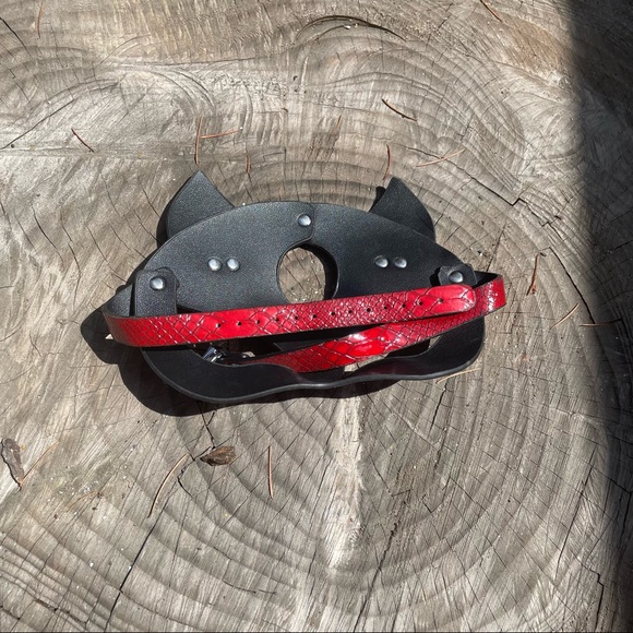 Red cat mask - Picture 3 of 3